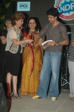 Farhan Akhtar at Celeberate Bandra concert with Asif Ali Beg in Bandstand, Mumbai on 12th Nov 2011 (13).JPG